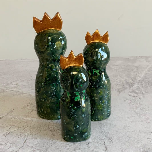 Ceramic Altar Women - Bronze Crown
