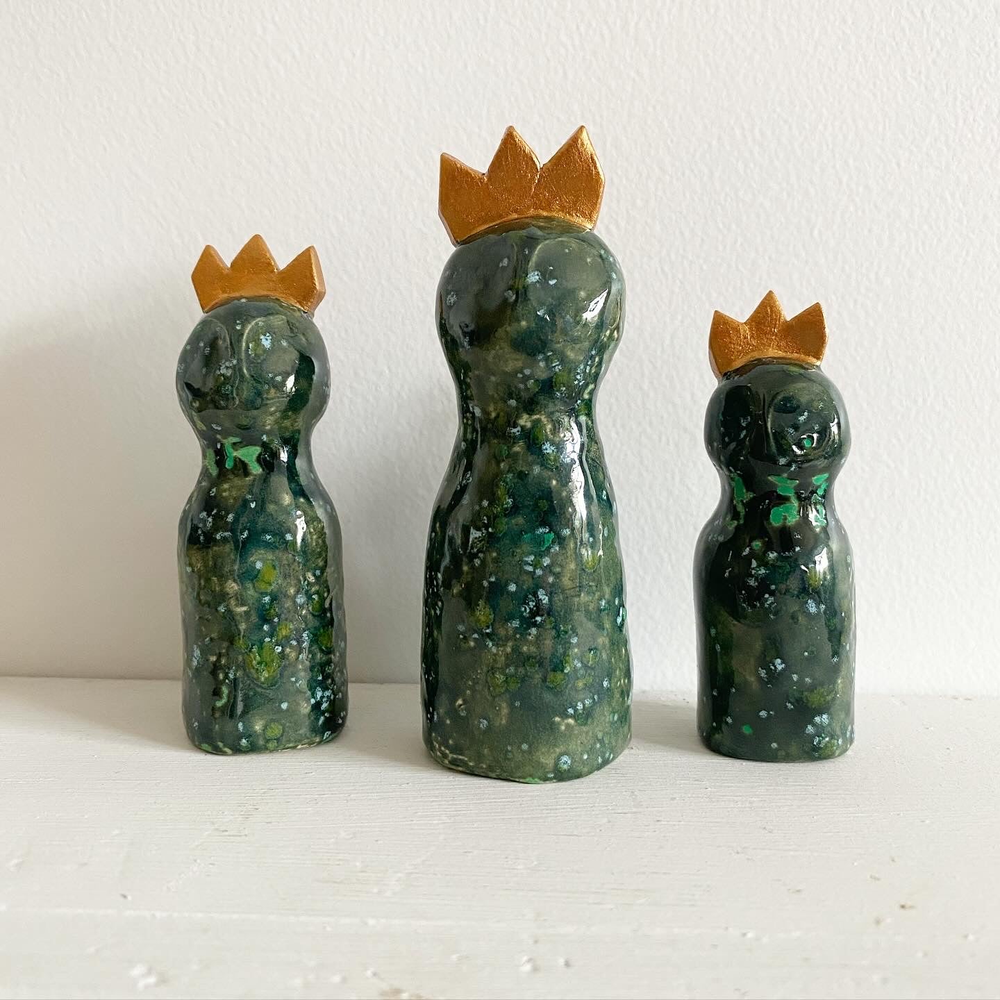 Ceramic Altar Women - Bronze Crown