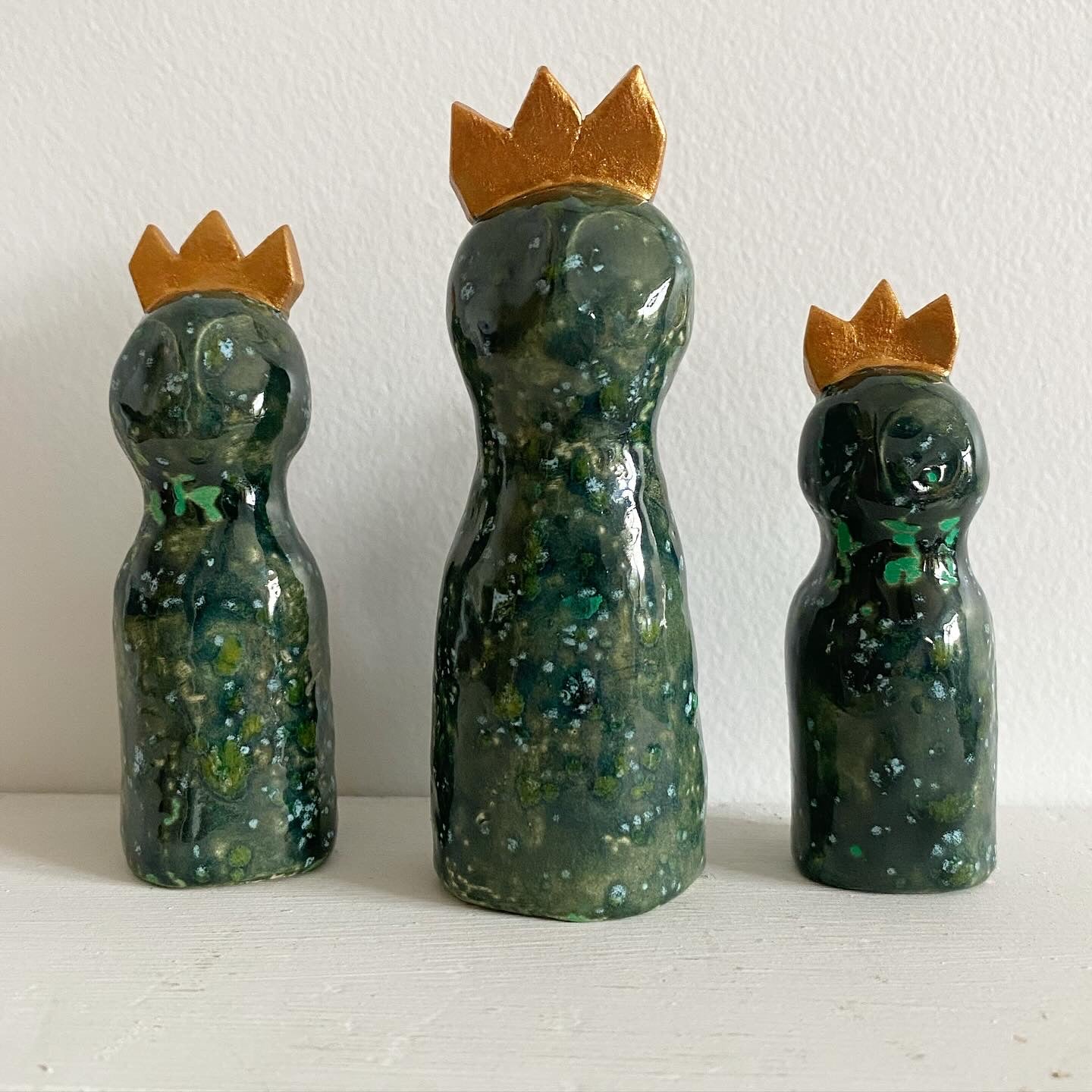 Ceramic Altar Women - Bronze Crown