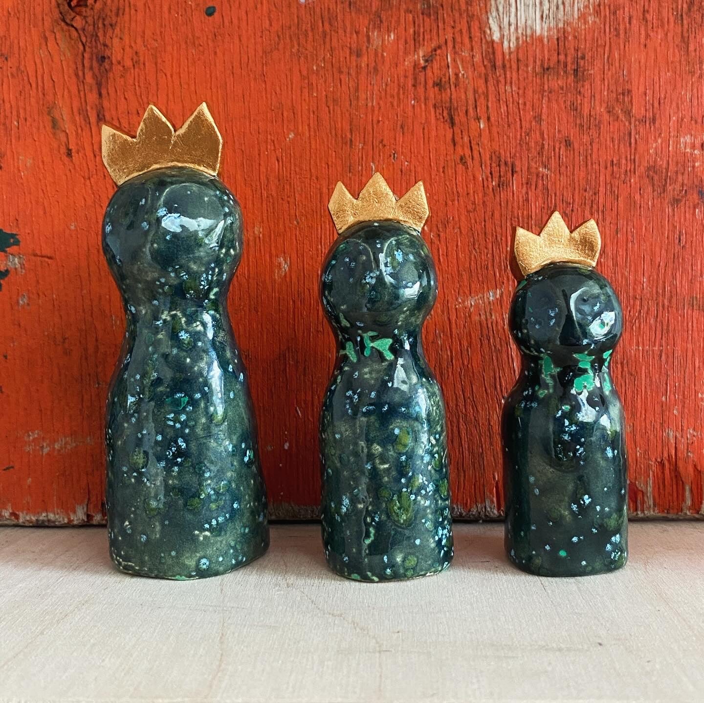 Ceramic Altar Women - Bronze Crown