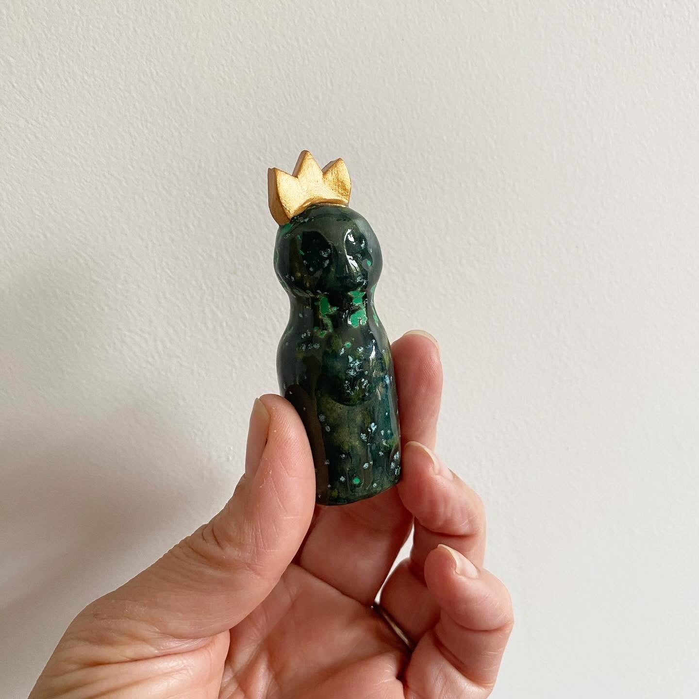 Ceramic Altar Women - Bronze Crown