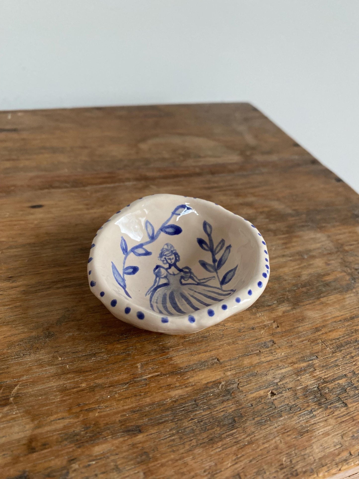 Ceramic Trinket Dish - Decorative Bowl - Ring Dish - Figure - Illustration - Lady - Delft Inspired